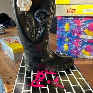 Dirty laundry rhane rainboot